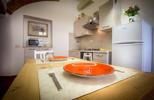 Isolotto Apartment | Classic Tuscany Apartment A by Mmega