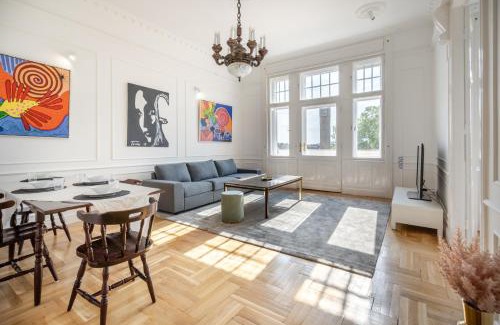 Nepszinhaz negyed Apartment | Classical apartment with a modern touch!