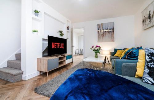 Moffat House | Classy 3 Bedroom Home for 6 Near Tividale, Oldbury-Ample Parking and WiFi, Exclusive Offers Book Quickly!
