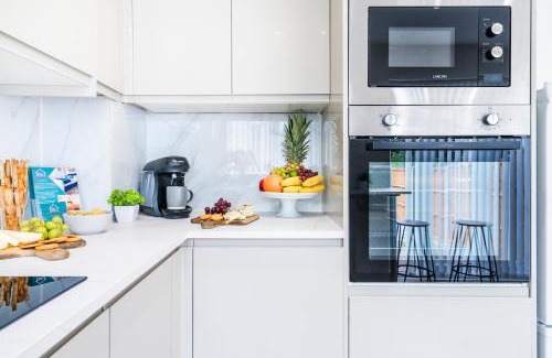 Moffat House | Classy 3 Bedroom Home for 6 Near Tividale, Oldbury-Ample Parking and WiFi, Exclusive Offers Book Quickly!