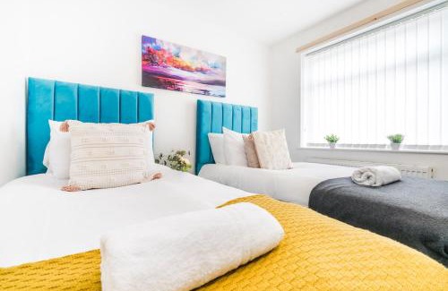 Moffat House | Classy 3 Bedroom Home for 6 Near Tividale, Oldbury-Ample Parking and WiFi, Exclusive Offers Book Quickly!