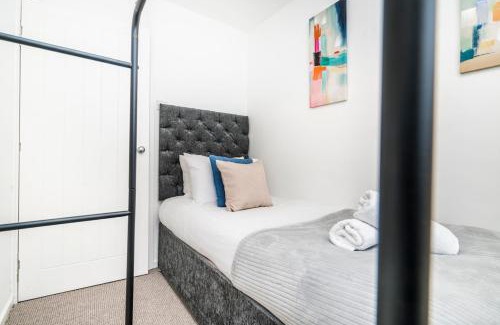 Moffat House | Classy 3 Bedroom Home for 6 Near Tividale, Oldbury-Ample Parking and WiFi, Exclusive Offers Book Quickly!