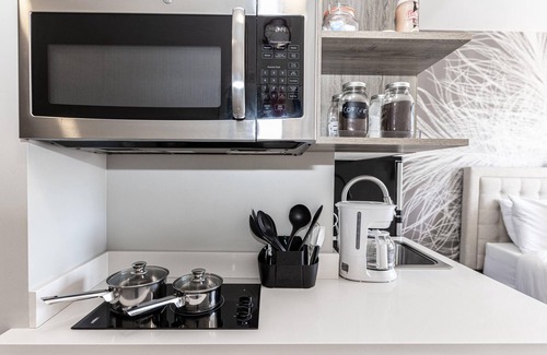 Midway District Apartment | Clean & Cozy Studio in the ❤️ of it All. WiFi + Cable,