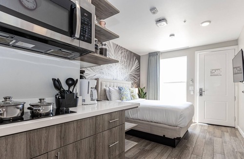 Midway District Apartment | Clean & Cozy Studio in the ❤️ of it All. WiFi + Cable,