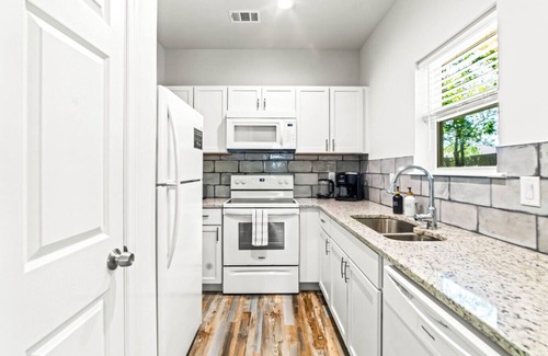 Rockwall Apartment | Clean, Modern, Walk to Downtown | SAI
