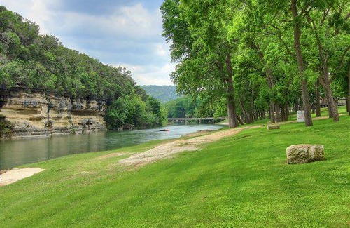 New Braunfels Apartment | Cliffside Paradise RG 308