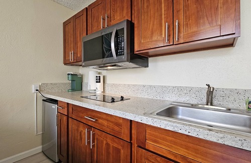 Waikiki Apartment | ⛱ Close to Beach Queen Studio with Balcony & Pool- Waikiki Grand Hotel®