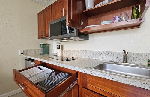 Waikiki Apartment | ⛱ Close to Beach Queen Studio with Balcony & Pool- Waikiki Grand Hotel®