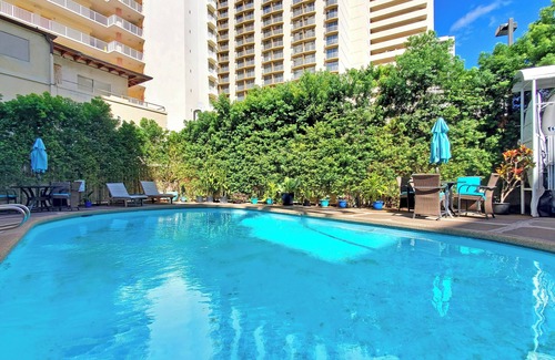 Waikiki Apartment | ⛱ Close to Beach Queen Studio with Balcony & Pool- Waikiki Grand Hotel®