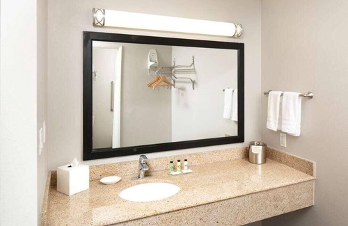 Temecula Hotel | Close to Old Town Temecula! Great Unit in Signature Temecula! Pool, Free Parking