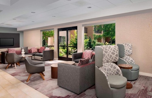 Tanasbourne House | Close to Streets of Tanasbourne Mall! Indoor Swimming Pool, Pets are Allowed!