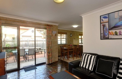Hawks Nest House | Close To The Main Surf Beach