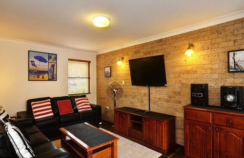 Hawks Nest House | Close To The Main Surf Beach