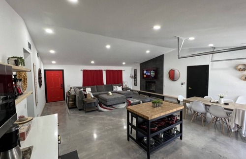 Panorama Heights Cottage | Close to the park, sleeps 6, pets ok!