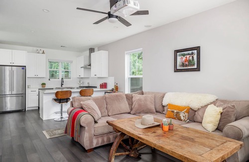 MLK House | Close to UT, Free Parking - In the Green - Portoro