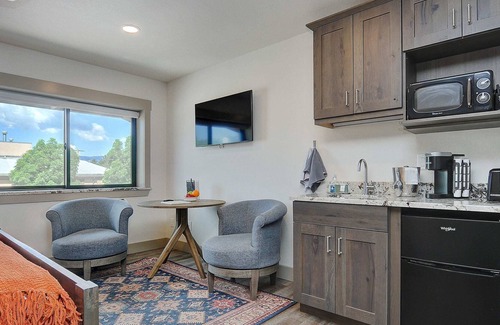 Westcliffe Apartment | Clouds Suite at Mattie's Lofts, in ❤️ of Downtown