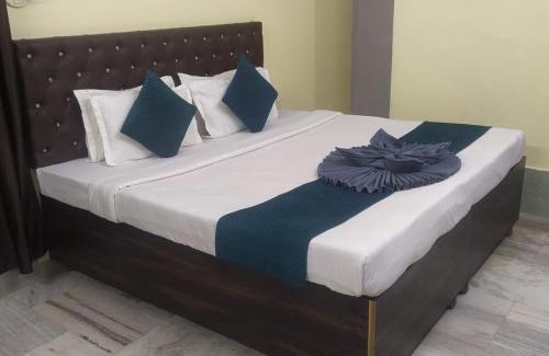 Varanasi House | CLOVETREE HOTEL VARANASI AC & Non Ac rooms near Maidagin parking close to Kashi Viswanath temple and Ganga ghat