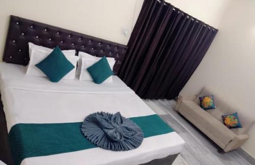 Varanasi House | CLOVETREE HOTEL VARANASI AC & Non Ac rooms near Maidagin parking close to Kashi Viswanath temple and Ganga ghat