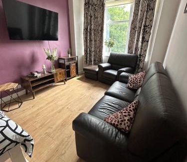 Dalmuir Apartment | Clydebank Cozy 3bdr flat near Glasgow