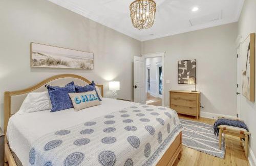 Isle of Palms House | CM3008: 3008 Cameron Blvd.