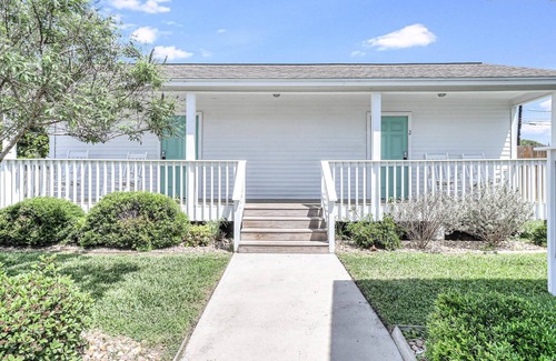 Rockport House | Coast Oaks Cottage 1 1 Bedroom Cottage by RedAwning