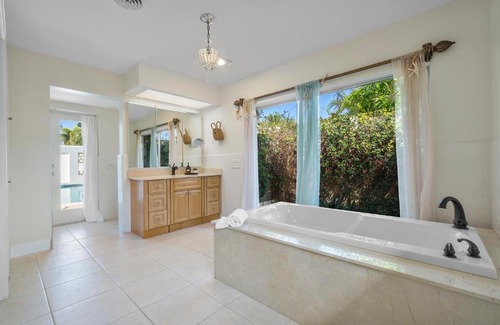 Singer Island House | Coastal 4B/3B Allure w/ Heated Pool & Lanai - Walk to Beach!