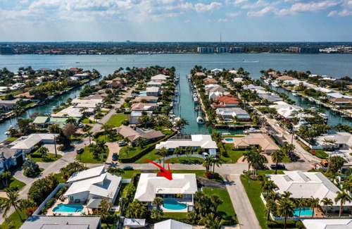 Singer Island House | Coastal 4B/3B Allure w/ Heated Pool & Lanai - Walk to Beach!