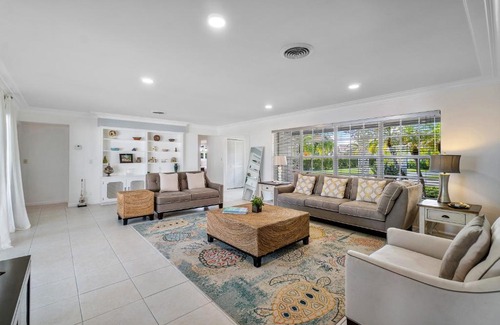 Singer Island House | Coastal 4B/3B Allure w/ Heated Pool & Lanai - Walk to Beach!