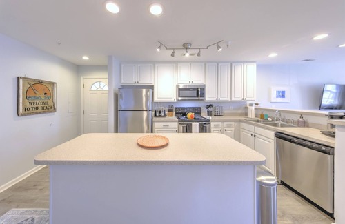 Rehoboth Beach Condo | Coastal Beach Retreat: 3BR 🏊 Pool 🏖️ Near Beach 🛍️Shopping Washer/Dryer WiFi