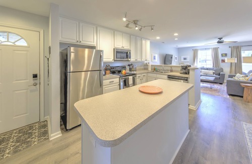 Rehoboth Beach Condo | Coastal Beach Retreat: 3BR 🏊 Pool 🏖️ Near Beach 🛍️Shopping Washer/Dryer WiFi