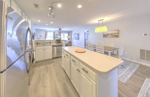 Rehoboth Beach Condo | Coastal Beach Retreat: 3BR 🏊 Pool 🏖️ Near Beach 🛍️Shopping Washer/Dryer WiFi