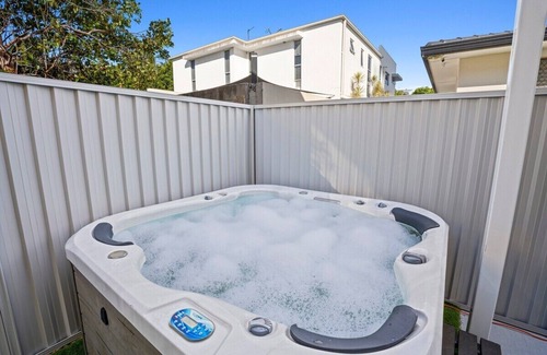 Surfers Paradise Apartment | Coastal Central 3BR - Spa, Surfers Paradise, AC