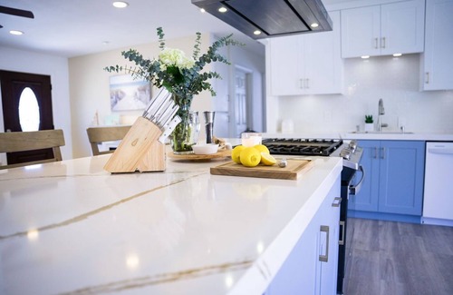 Bay Ho House | Coastal Chill: Heated Pool, Spa, and Chef's Kitchen!