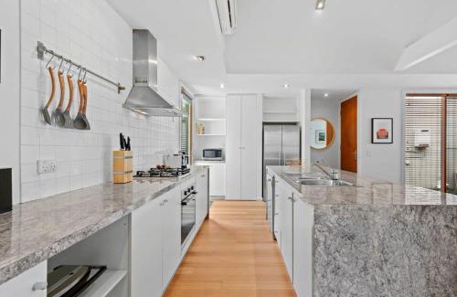 Ocean Grove House | Coastal Class and Sophistication 500m to Beach