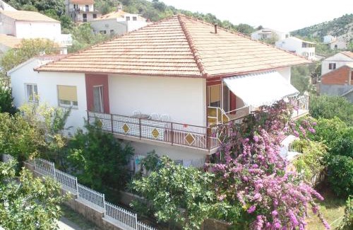 Vinisce Apartment | Coastal Comfort in Vinišće