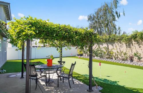 Sea View Estates House | Coastal Escape with Private Mini Golf home