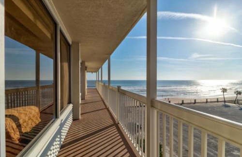 Ortona Park House | Coastal Views Spacious Beachfront Condo
