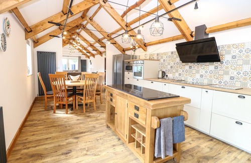 Repps with Bastwick Cottage | COBBLERS BARN, with hot tub in Potter Heigham