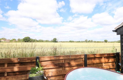 Repps with Bastwick Cottage | COBBLERS BARN, with hot tub in Potter Heigham
