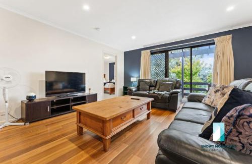 Jindabyne House | Cobbon Retreat - 5BR House l Pet Friendly l Large Fenced Backyard l WiFi l Great Location