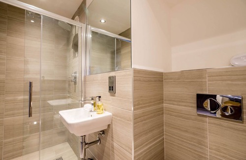 York Apartment | Cocoa Suites 56 - sleeps 2 guests with parking