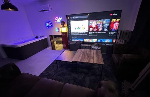Pessac Apartment | Cocon Jacuzzi et cinéma 4K P