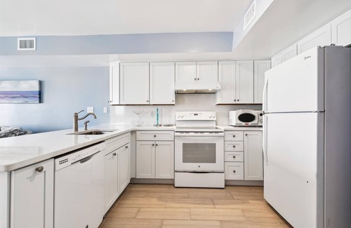 East End House | COME AND ENJOY this beautifully decorated beachfront townhome where you can soak up the sun!