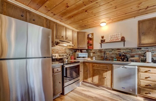 Pioneer Trail Cabin | Come Snuggle Up at Cozy Bear Cabin!