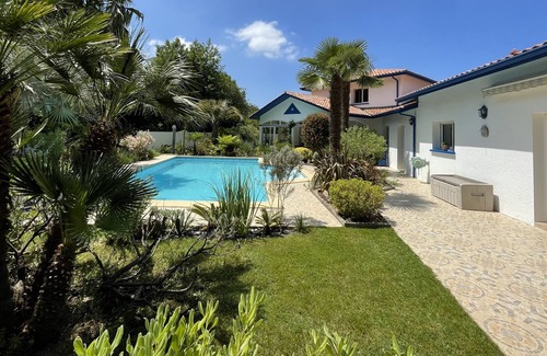 Saint-Martin-de-Seignanx House | Comfortable cottage in basque villa with large pool
