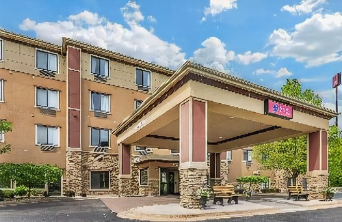 Comstock Park Hotel | Comfort Suites Grand Rapids North