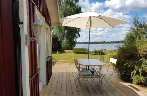 Tavelsas House | Comfort holiday home right on the lake with its own bathing area and boat