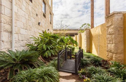 Downtown San Antonio Hotel | Comfort Suites Alamo-River walk