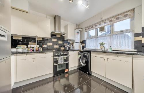 Greenwich West Apartment | Comfortable and Modern 2-Bedroom Greenwich Apartment
