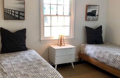 Montauk House | Comfortable family home backing up to preserve land- 5 min to Ditch